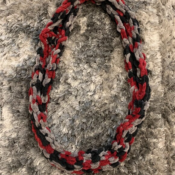 Hawaii Graduation Red/ Black and Grey Flower Yarn Lei - Picture 1 of 3